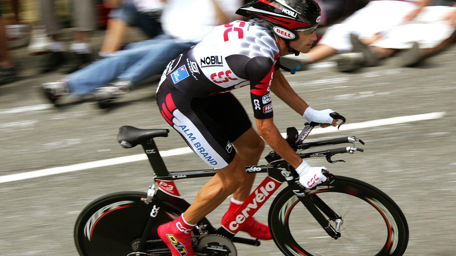 早报安东尼转会风波引爆足坛，一夜之间豪门梦碎引发球迷震荡