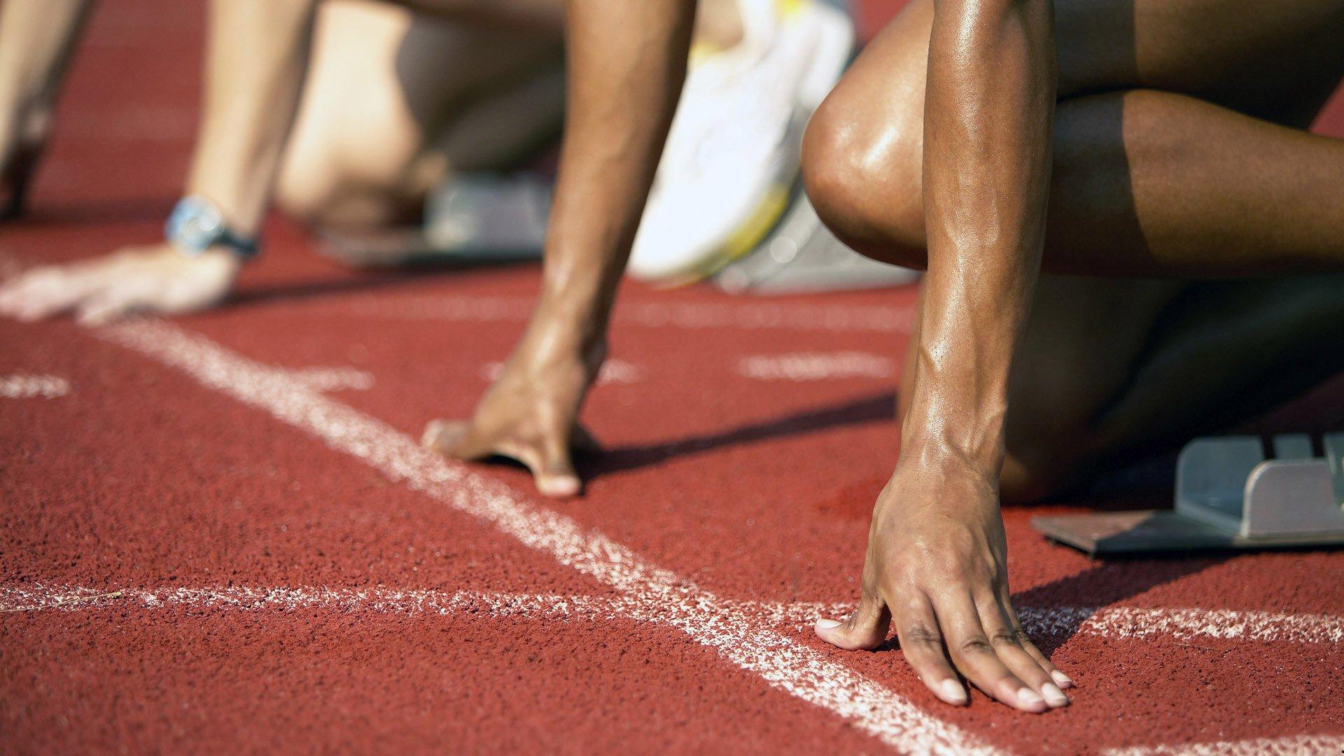 光头米切尔高中秘闻曝光，青涩岁月里的篮球初心与倔强成长